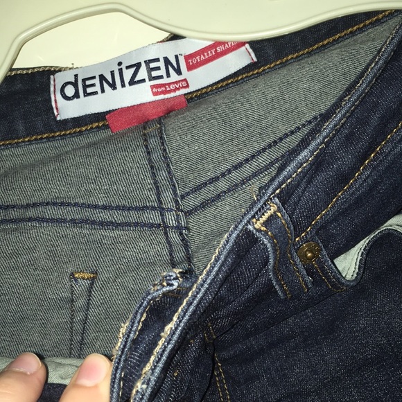 Women’s Levi jeans - Picture 2 of 3